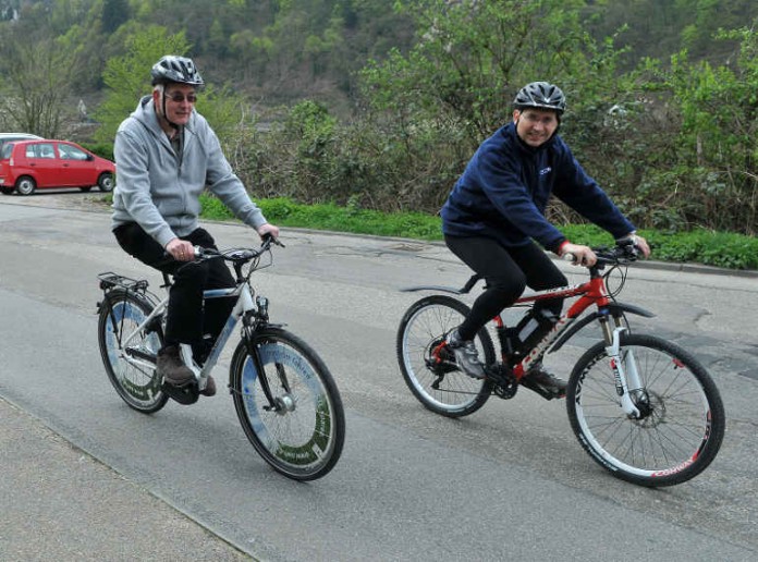 Abt Franziskus Heereman (l.) und Michael Teigeler, Geschäftsführer der Stadtwerke Heidelberg Energie (r)